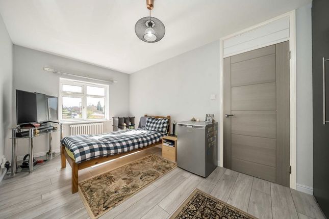 89, Watermill Way, Feltham photo 4