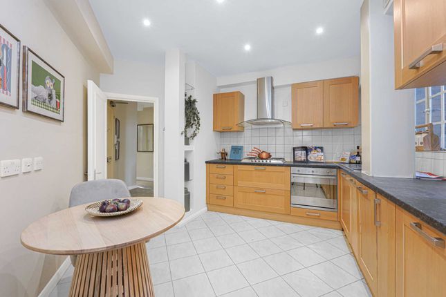 Flat for sale in Chelsea Manor Gardens, London