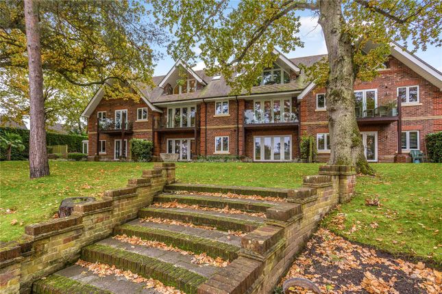 Flat for sale in Heron Mansions, Chestnut Avenue, Wokingham, Berkshire