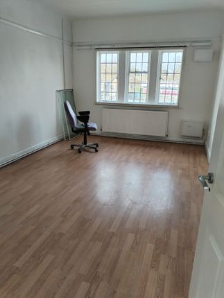 Flat to rent in Parklands Parade, Bath Road, Hounslow