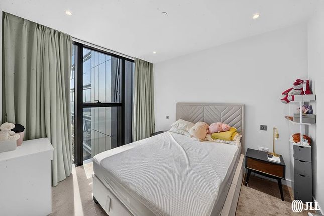 Apartment 3711, Hampton Tower, 75, Marsh Wall, London photo 4