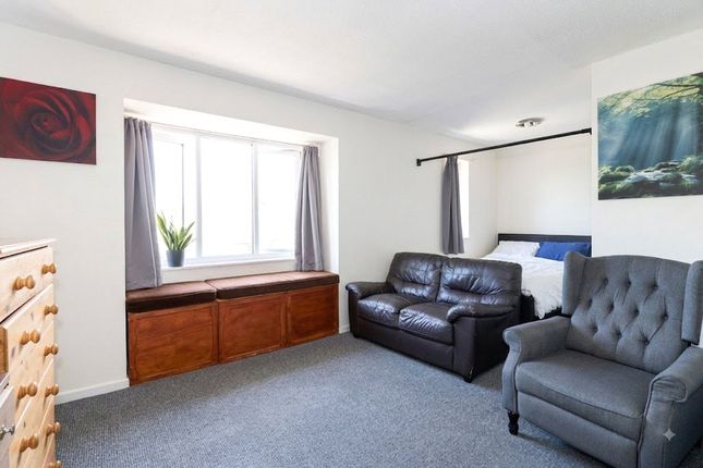 41, The Rowans, Woking photo 2