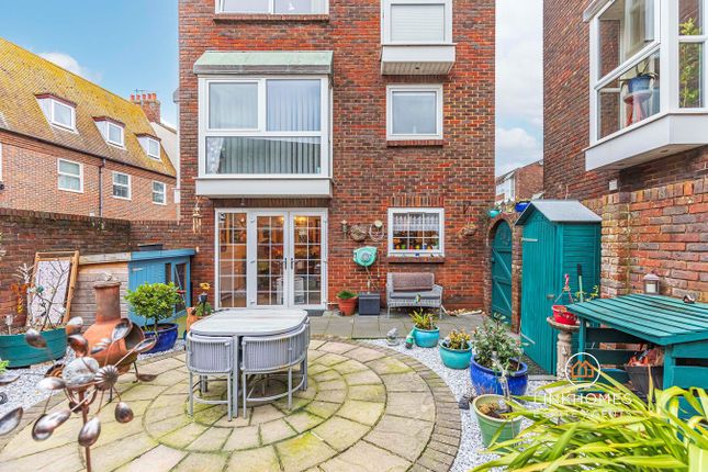 Town house for sale in Thames Mews, Poole