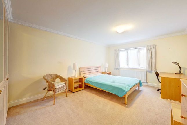 Flat to rent in Wimbledon Hill Road, London
