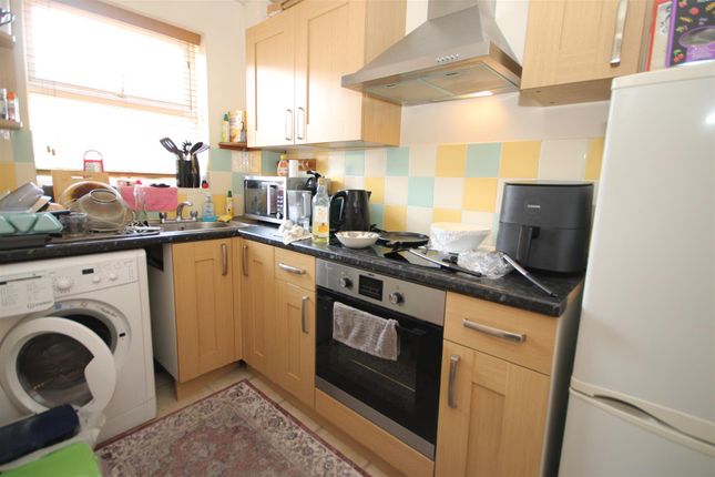 1 Springside Court, Josephs Road, Guildford photo 5