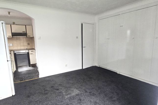 4 Twin Oaks Court,, Harlington Road, Uxbridge photo 4