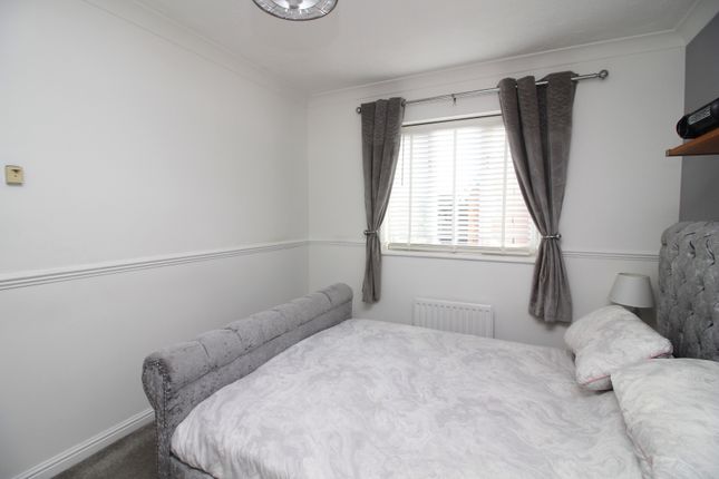 End terrace house for sale in Calshot Avenue, Chafford Hundred, Grays