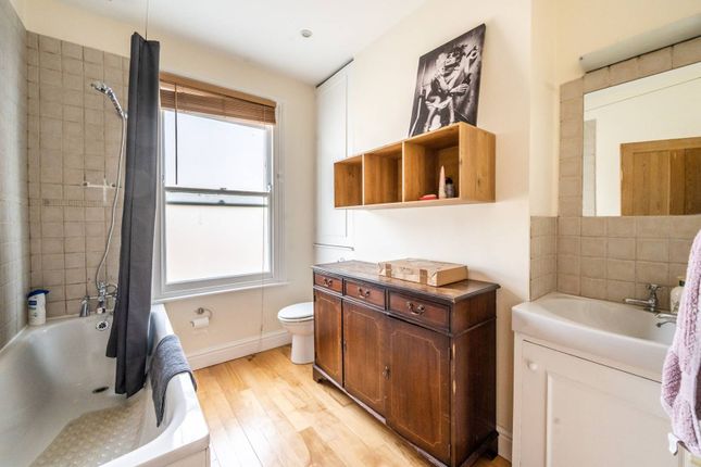 Flat to rent in Delaford Street, Fulham, London