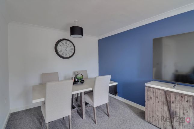 8, Greenacre Close, Sheffield photo 4