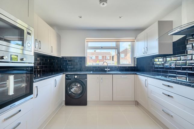 7, Romans Gate, Tadley photo 4