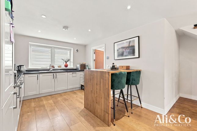 18 Sartoria Close, Grays photo 4