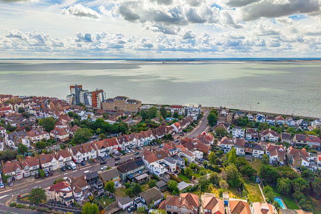 18, Crowstone Avenue, Westcliff-on-sea photo 2