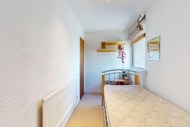 Room to rent in Coburg Crescent, London
