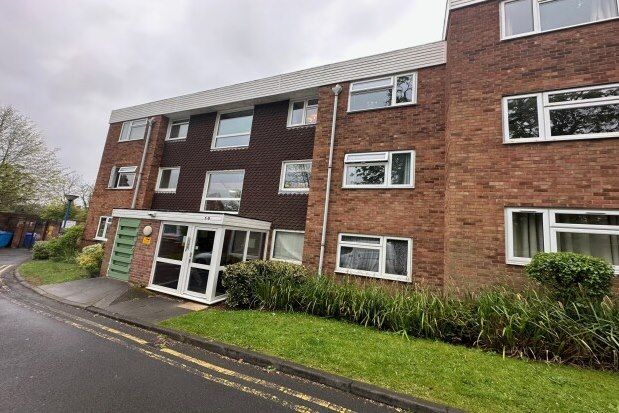 Flat to rent in Old Warwick Road, Solihull