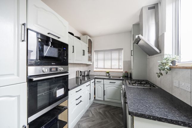 29, Redhill Drive, Edgware photo 4