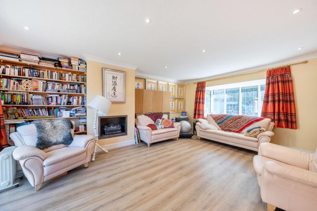 3, Hollybush Close, Harrow photo 2