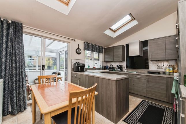 7, Henley Close, Axminster photo 3