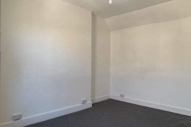 Flat to rent in Sea Road, Brinmead House