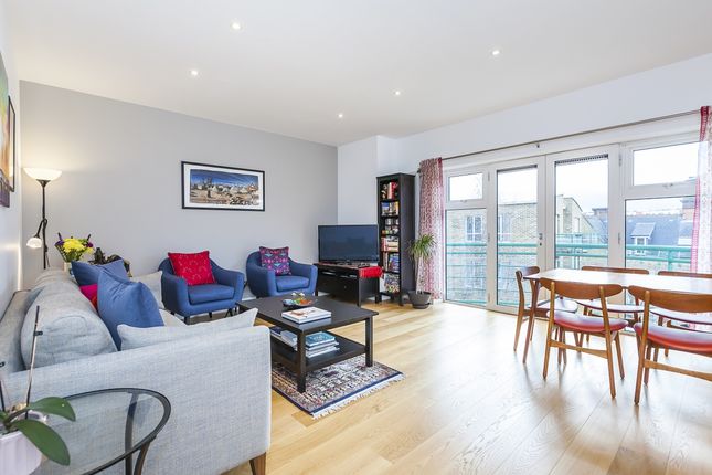 Flat to rent in Millennium Square, London