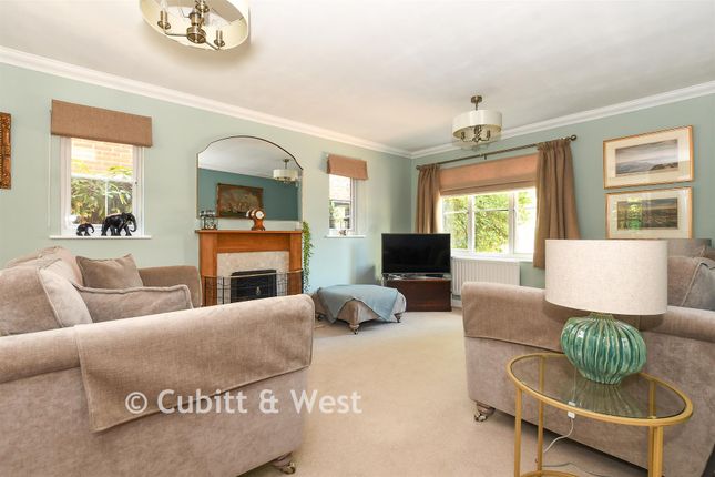 3, Clifton Close, Horley photo 2