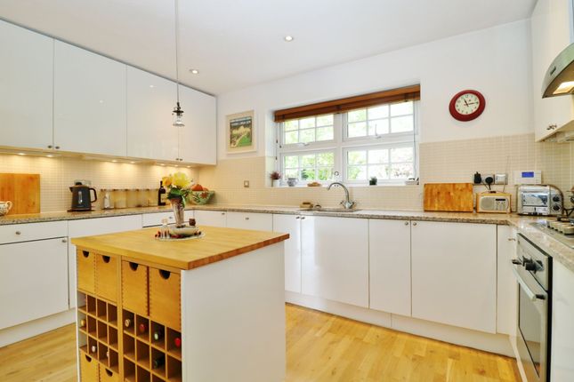 23 Old Priory Close, Southampton photo 3
