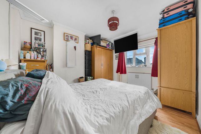 73 Beech Avenue, Brentford photo 4