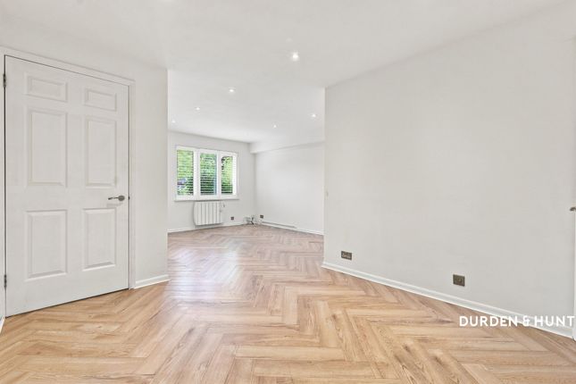 9 Maple Gate, Loughton photo 4
