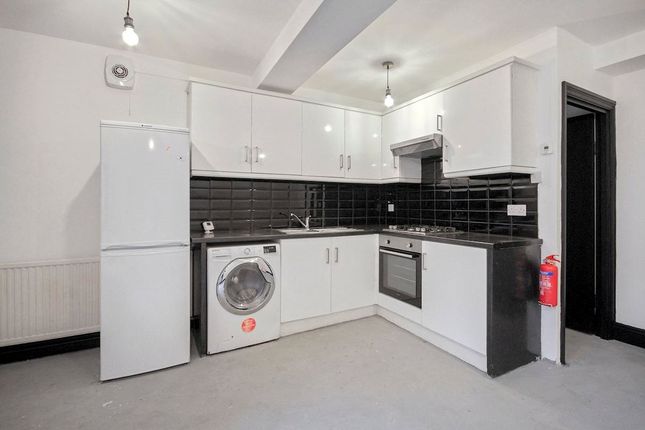 Flat A, 12, Brett Road, London photo 4