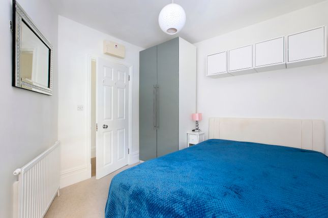 Flat to rent in Macaulay Road, Clapham, London