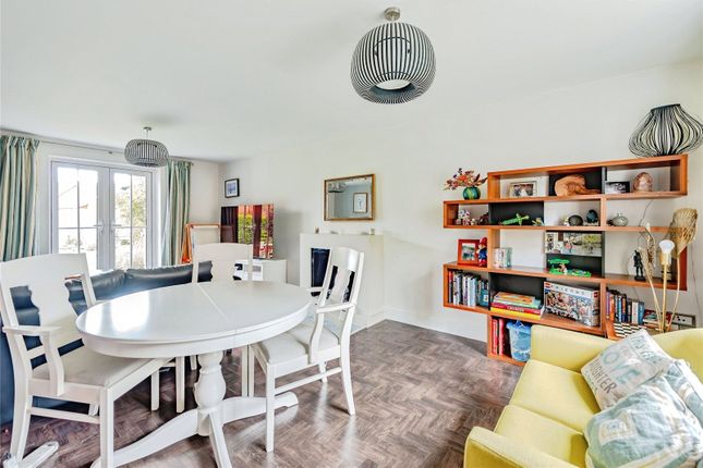 24, Railfield Gardens, Surrey photo 4