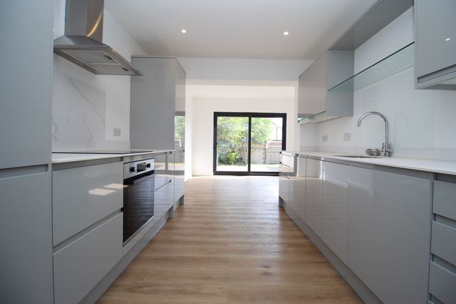 1 Lewry Close, Southampton photo 3