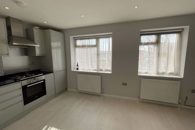 Flat 25, Southbourne Court The Hyde, London photo 2