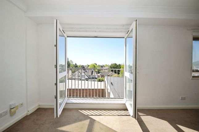 10, Ravenscroft, Broxbourne photo 3