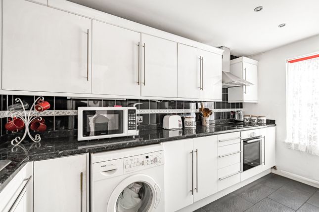 10, Holm Oak Close, London photo 4