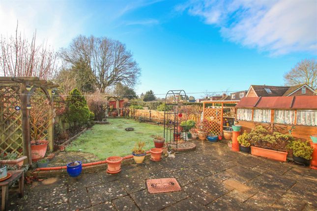 97A, Nutcroft Grove, Fetcham photo 2