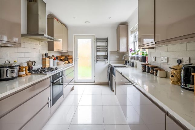 33, Poplar Avenue, Leatherhead photo 2