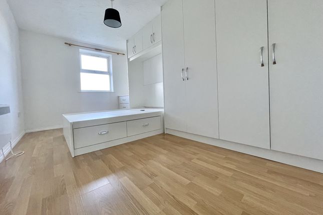 Flat for sale in Pickfords Gardens, Slough