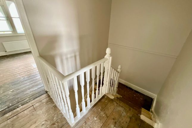 25, Holliers Hill, Bexhill-on-Sea photo 5