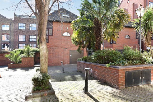 Parking/garage for sale in St. Georges Square, Limehouse