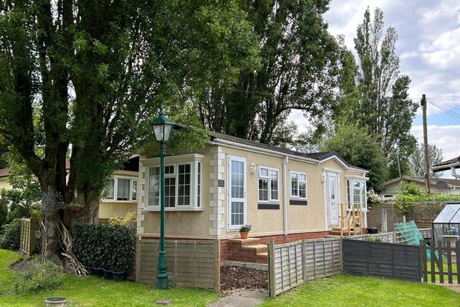 1-bed caravan on Lakeview Residential Park, Cummins Hall Lane Noaks Hill, Romford, £155,000