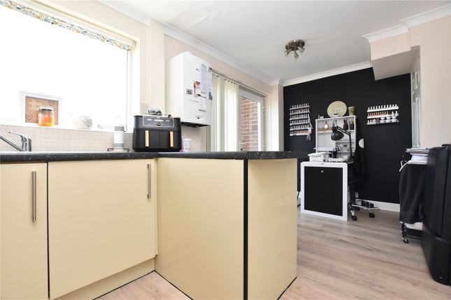10, Moorfield, Morley photo 4