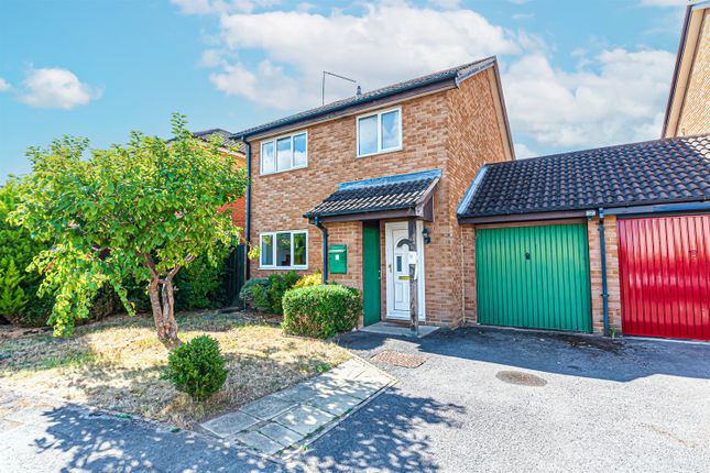 Thumbnail Detached house to rent in Sirius Close, Wokingham