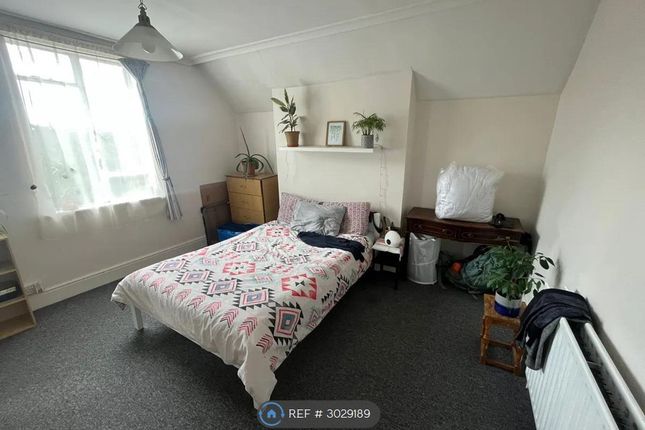 Robinson Road, Colliers Wood, London photo 2