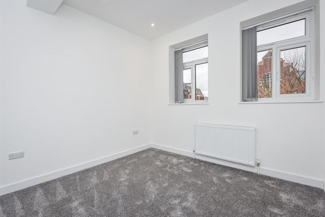 Flat 2, 42a High Street, Watford photo 5