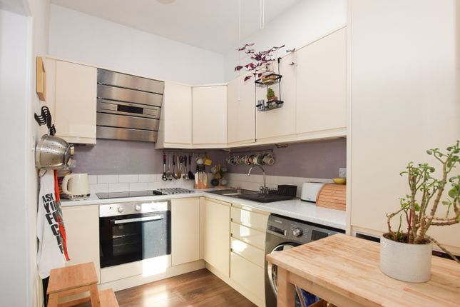 21 Baldry Gardens, London photo 4