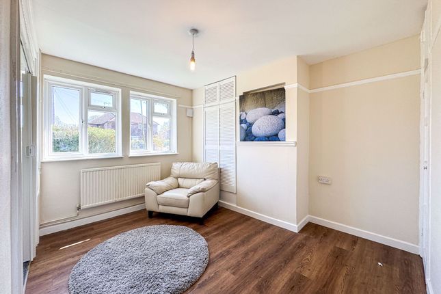 21 Knebworth Path, Borehamwood photo 2