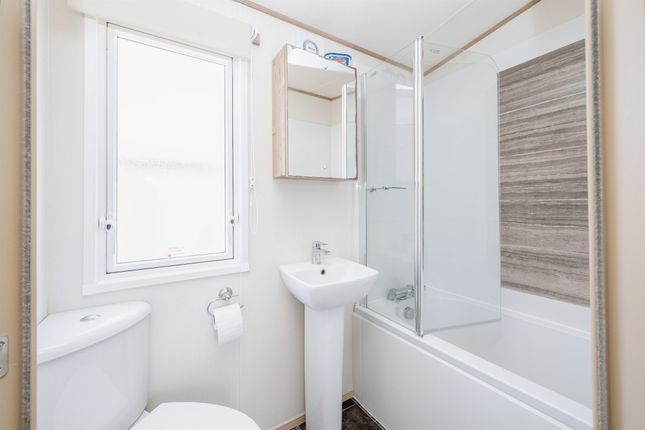 Mobile/park home for sale in Lake View, Haveringland, Norwich