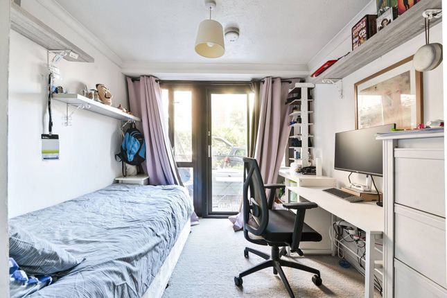 3-bed flat on Earls Court Road, Earls Court, £650,000