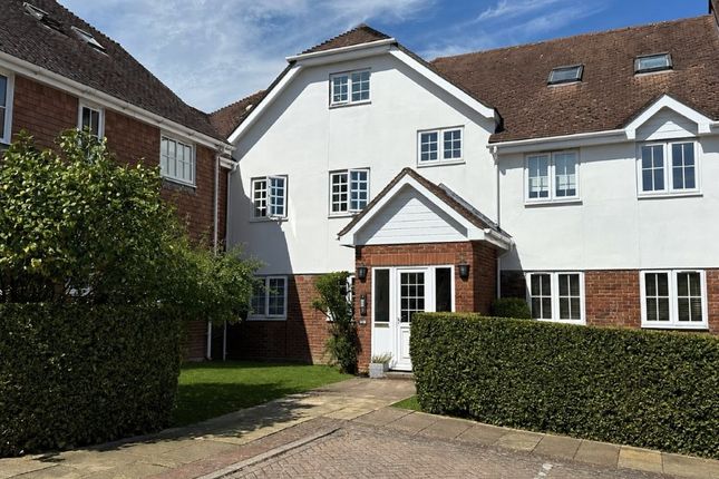 1-bed flat on 18a, Wadhurst, £135,000
