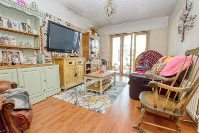 18, Burnham Chase, Southampton photo 2